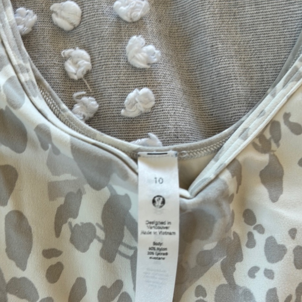 Lululemon Athletica Cream and White Fitted Crop T-Shirt - Picture 3 of 3